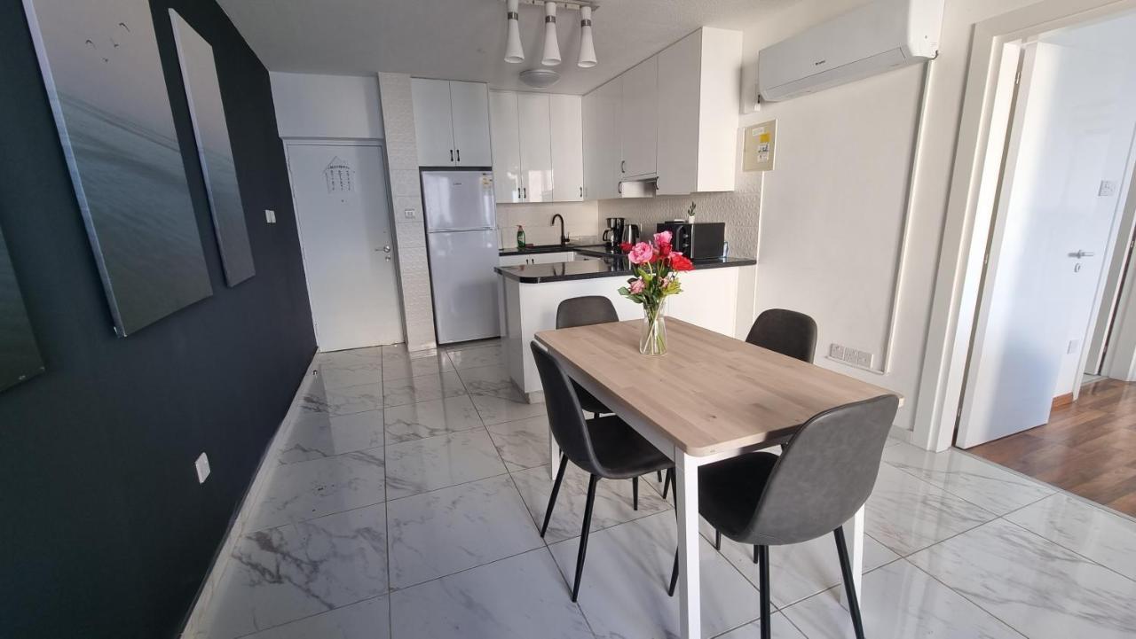 Stylish W/ Sea View + Pool + 200mbit Apartment Larnaca