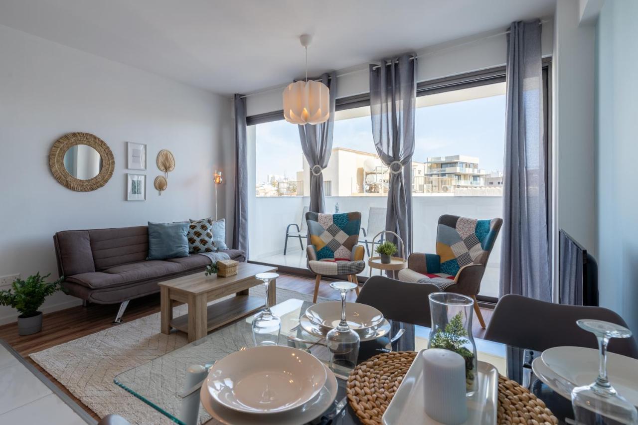 Livia In Apartment