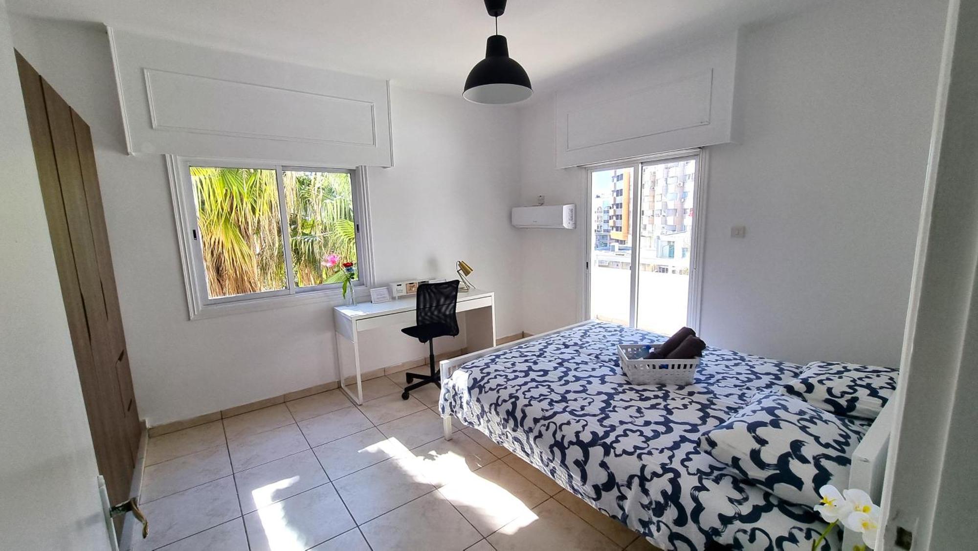 Apartment Center 2br W/ Parking And 250m Walk From *