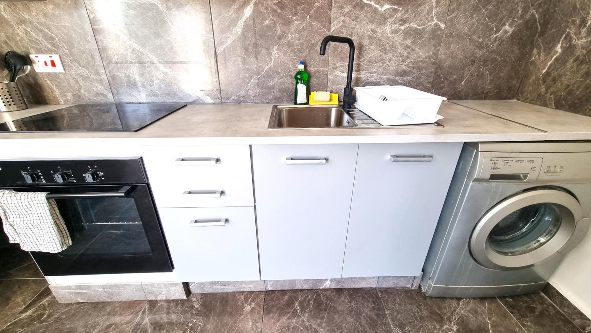 Center 2br W/ Parking And 250m Walk From Apartment Larnaca