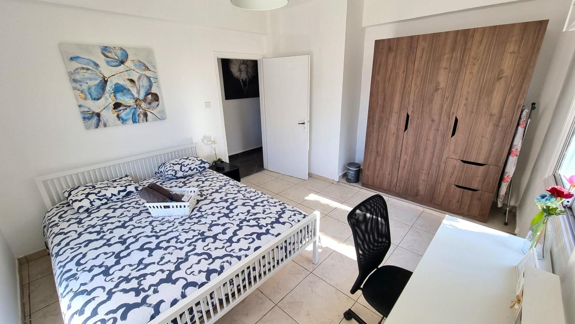 Apartment Center 2br W/ Parking And 250m Walk From *
