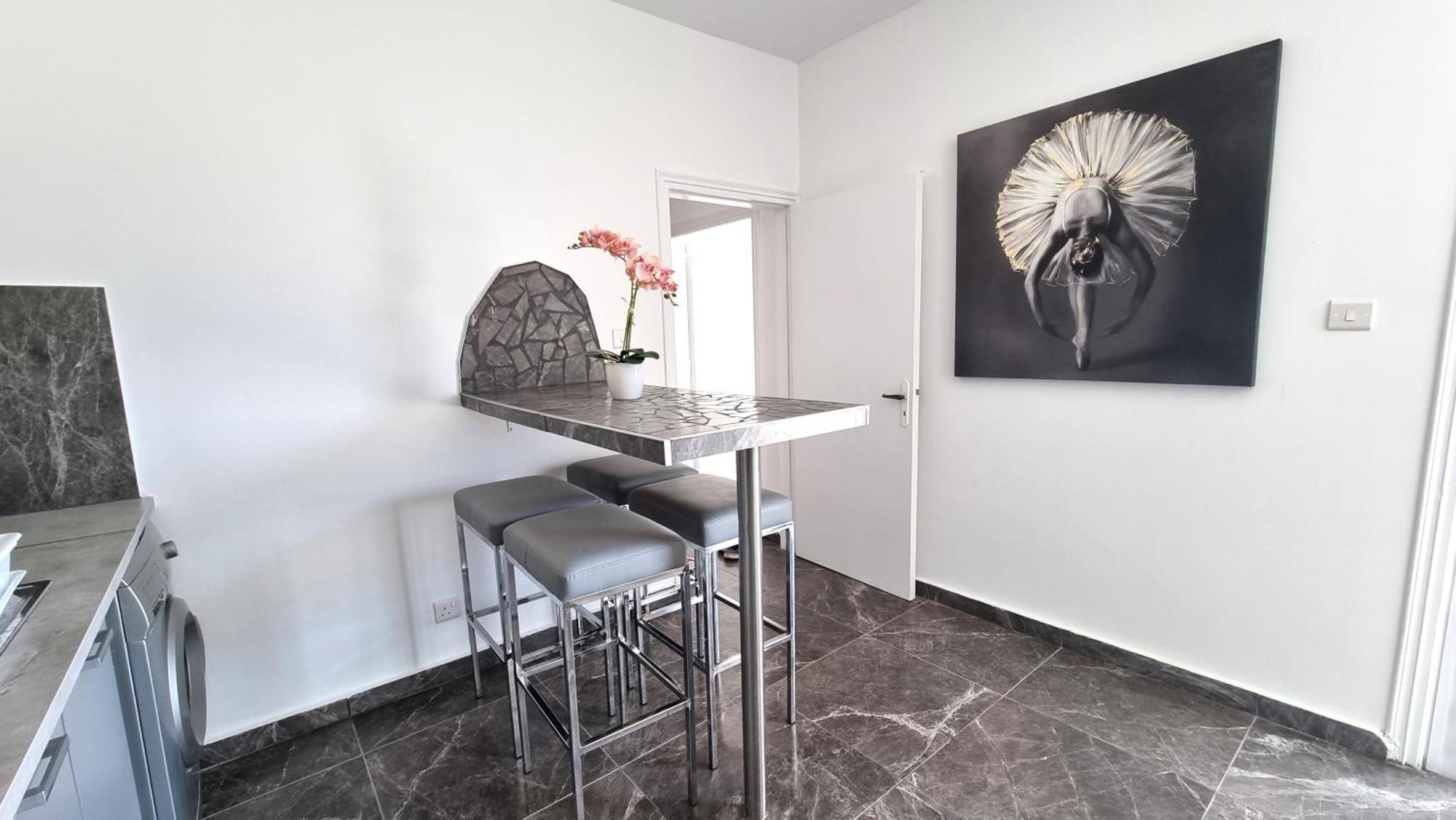Center 2br W/ Parking And 250m Walk From *
