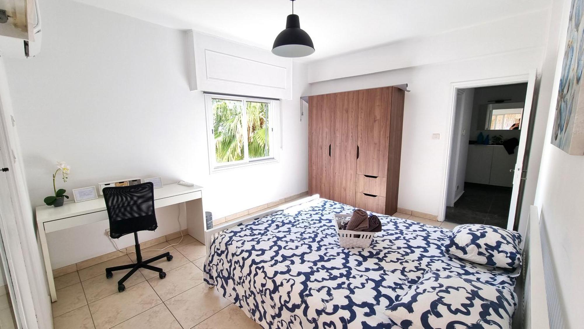 Apartment Center 2br W/ Parking And 250m Walk From *
