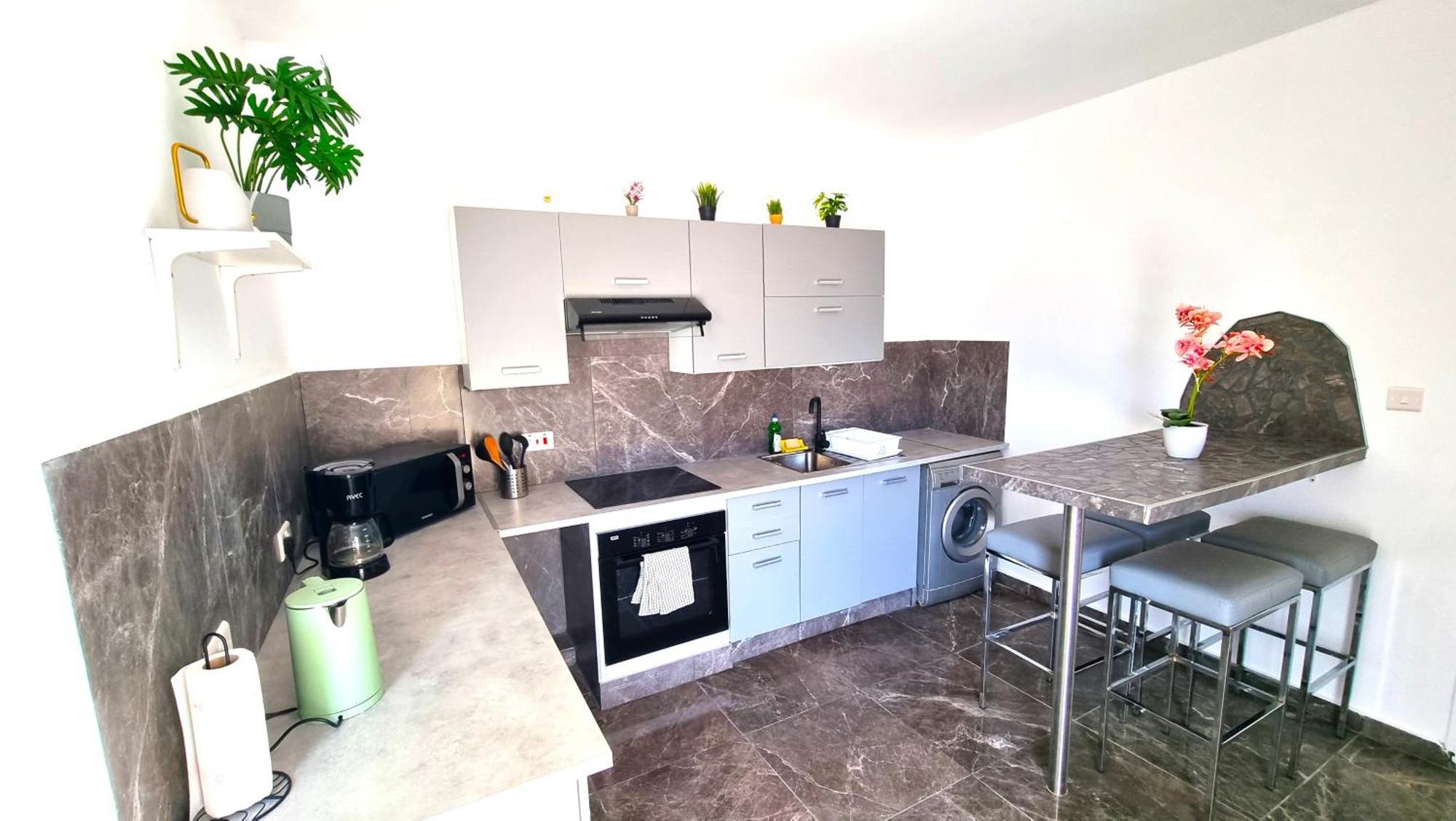Center 2br W/ Parking And 250m Walk From Apartment
