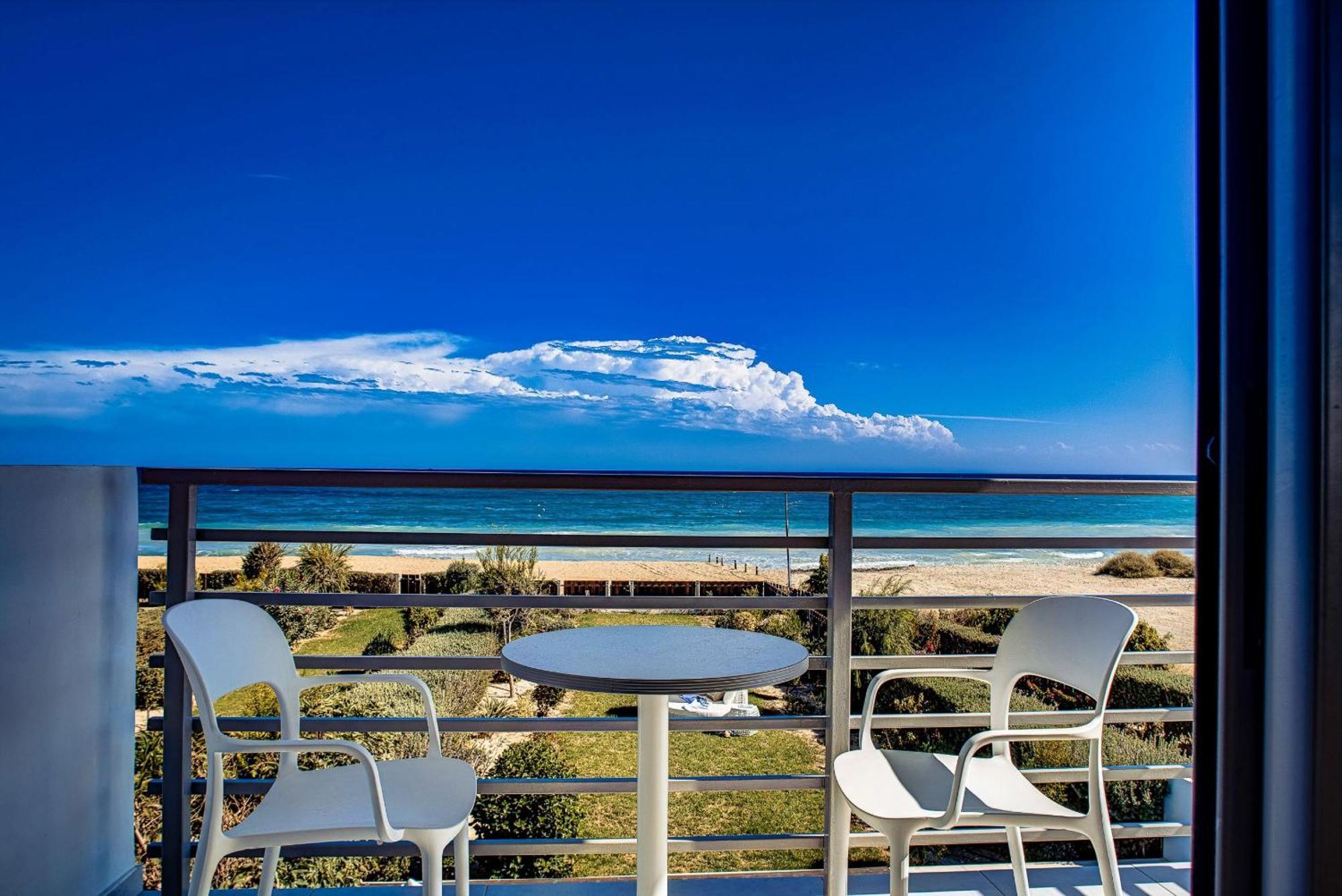 Ferienhaus Luxury Beachfront With Private Pool, Yoga & Sea Adventures