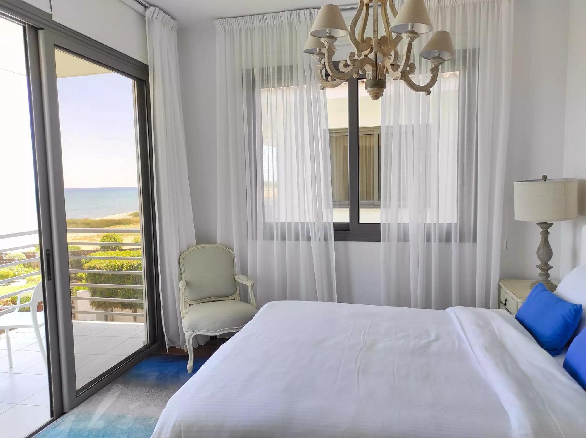 Ferienhaus Luxury Beachfront With Private Pool, Yoga & Sea Adventures