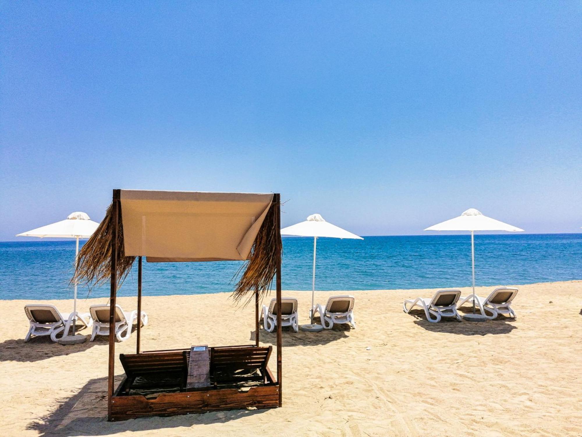 Luxury Beachfront With Private Pool, Yoga & Sea Adventures * Larnaka