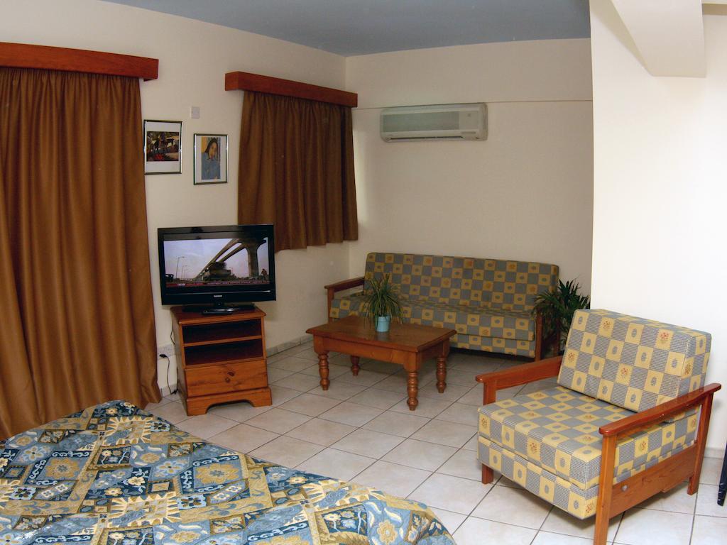 Palm Sea Beach Holiday Suites And Larnaca
