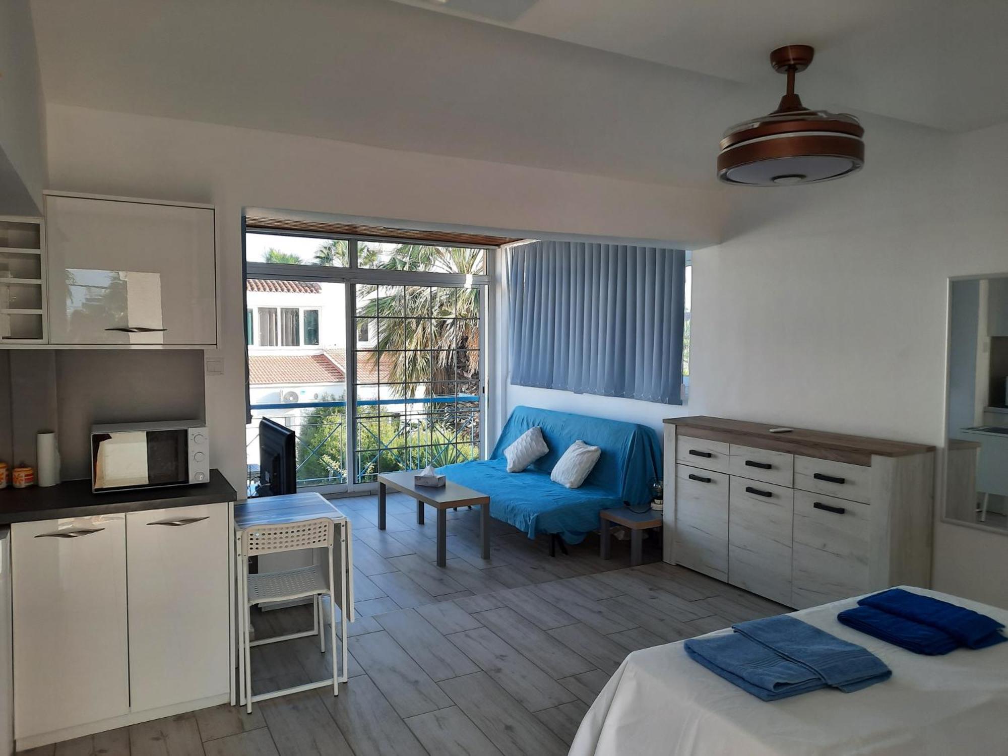 Large Studio 300m From The Beach