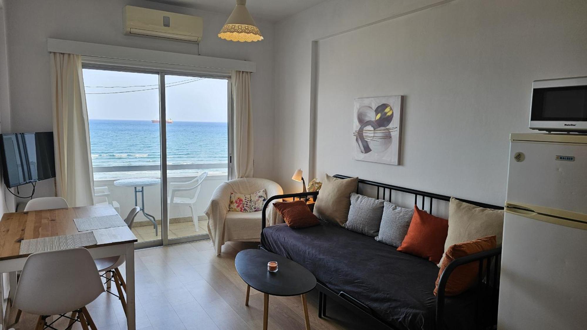 Dreamy Seaside Apartment Larnaca
