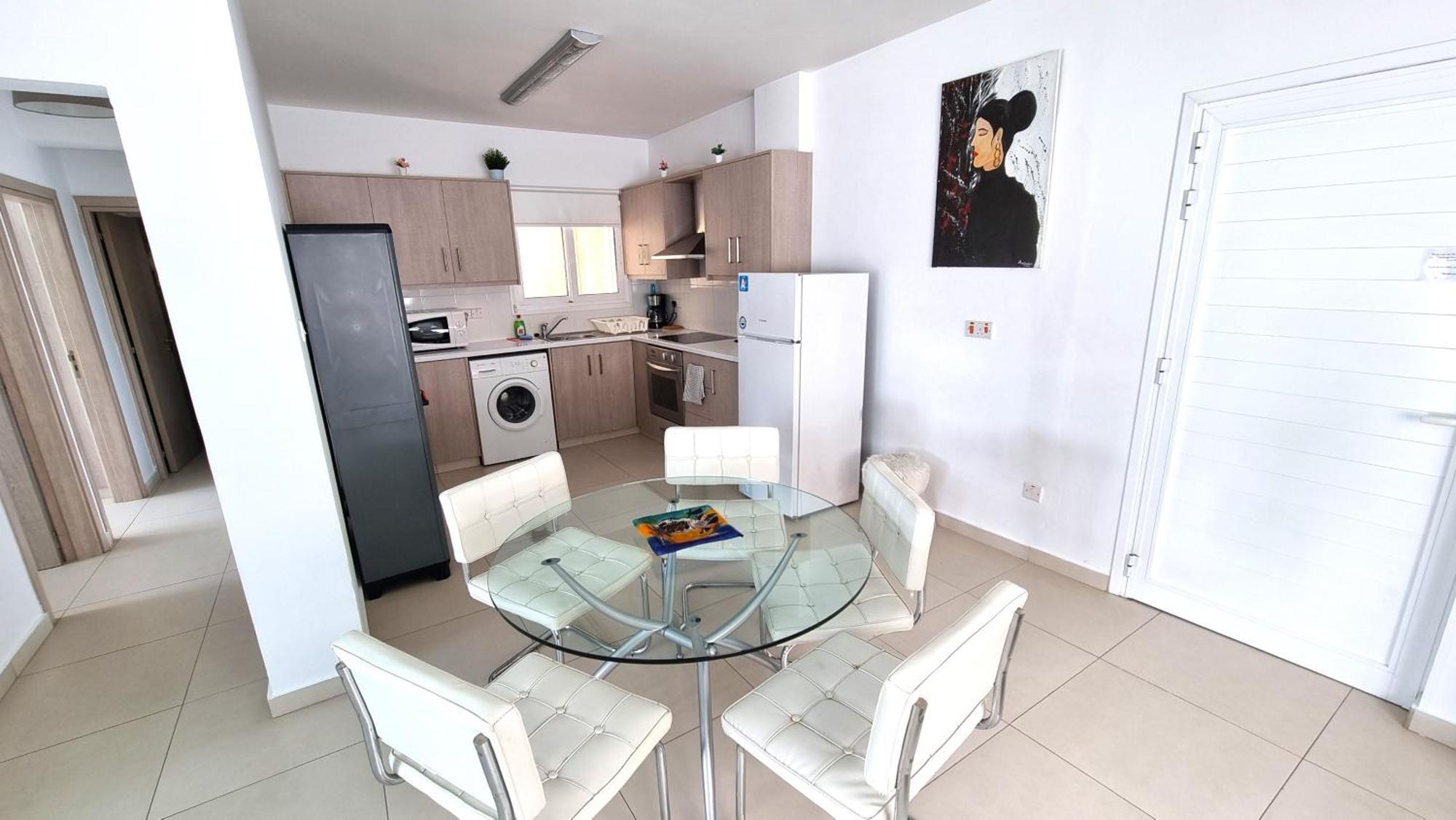 Apartment Center: Your Urban Retreat- 100m To The Larnaca
