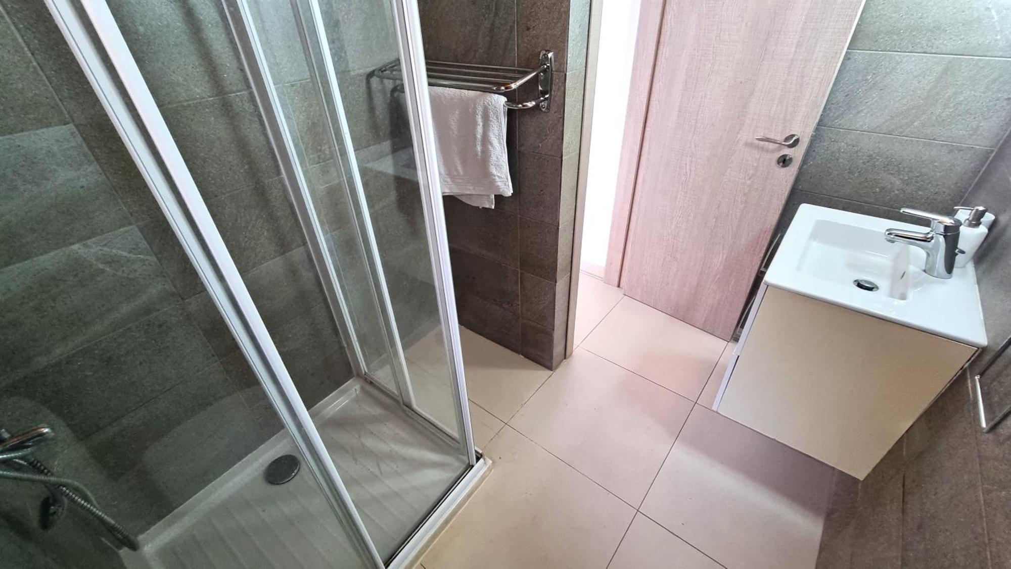 Apartment Center: Your Urban Retreat- 100m To The Larnaca