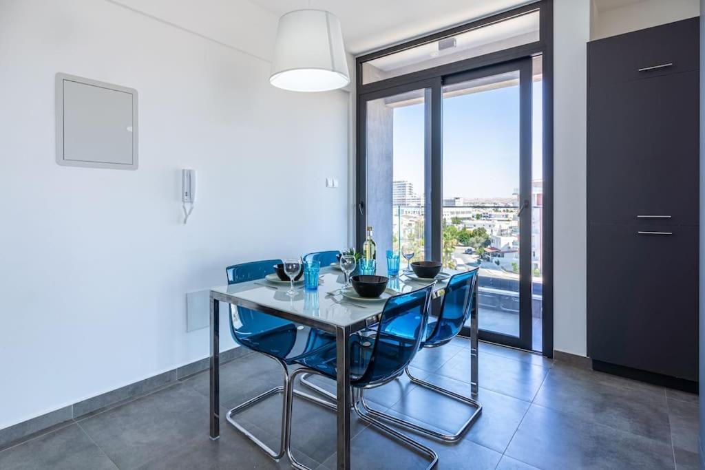 Maryam's 2-br Facing Harbor W/ Pool Apartment
