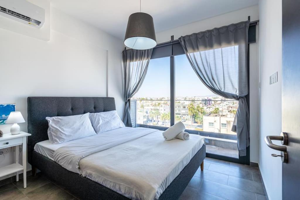 Maryam's 2-br Facing Harbor W/ Pool Apartment Larnaca