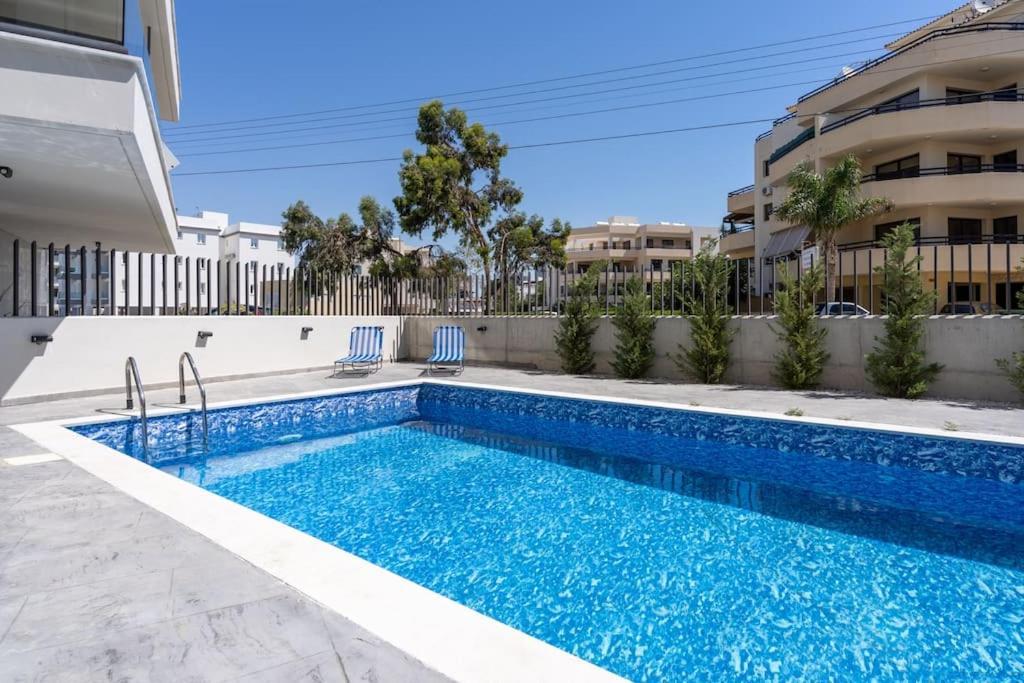 Maryam's 2-br Facing Harbor W/ Pool Apartment