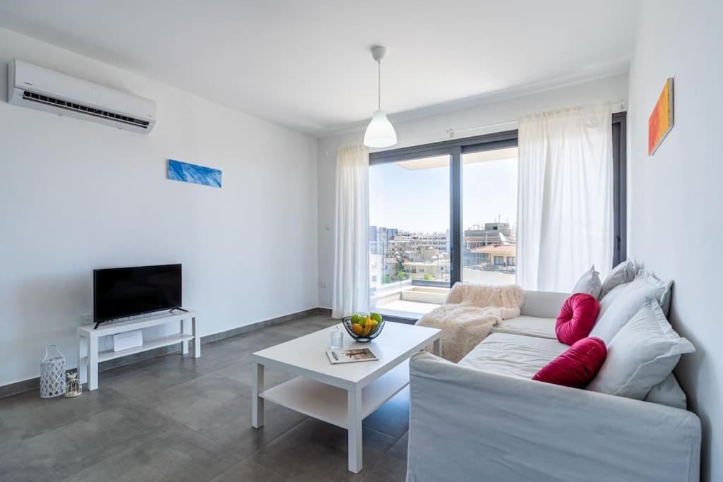 Maryam's 2-br Facing Harbor W/ Pool * Larnaca