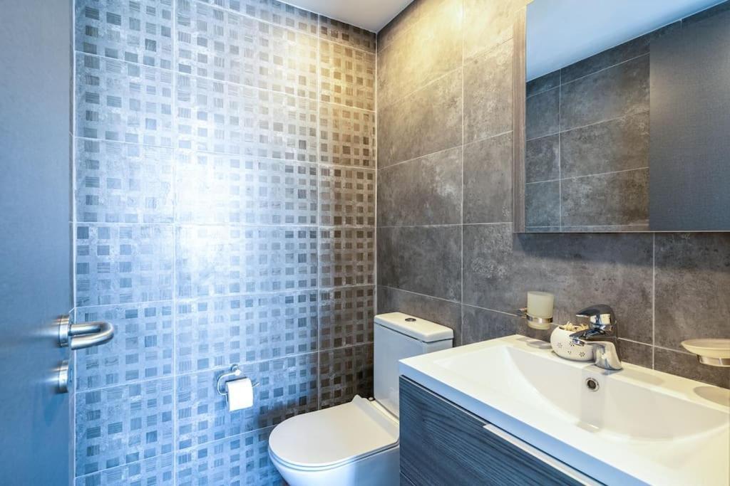 Maryam's 2-br Facing Harbor W/ Pool Apartment Larnaca