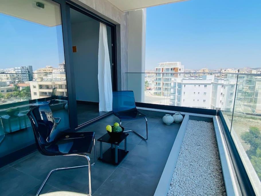 Maryam's 2-br Facing Harbor W/ Pool Apartment