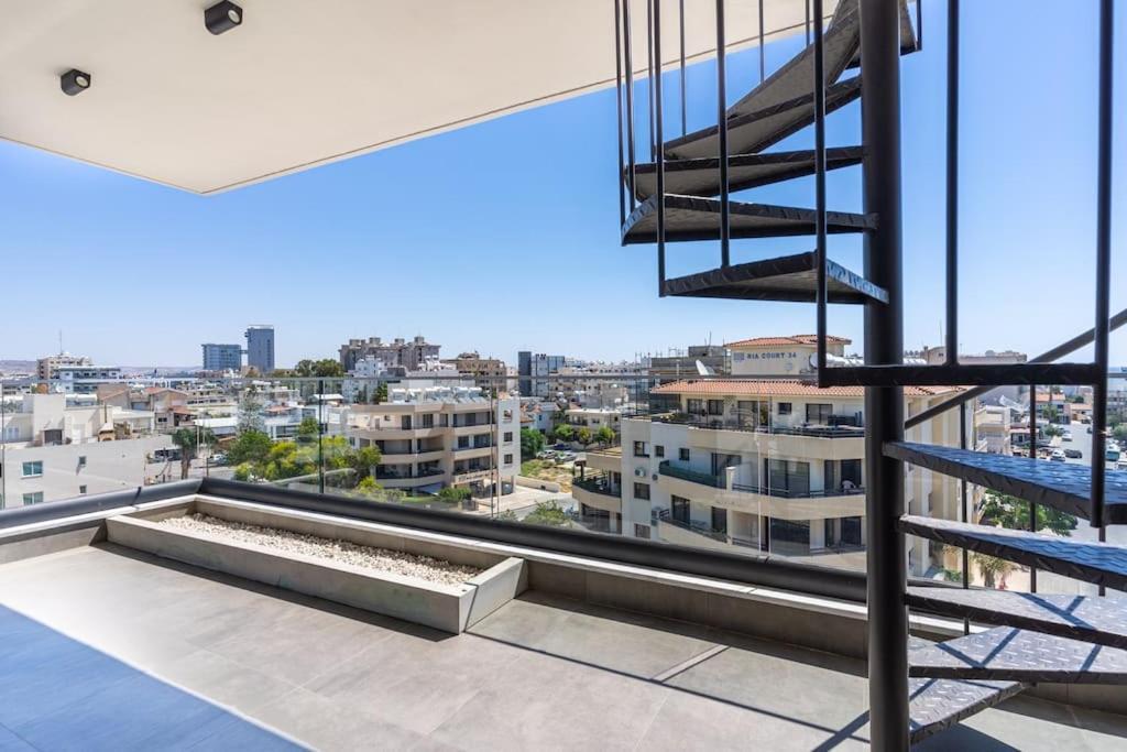 Maryam's 2-br Facing Harbor W/ Pool Larnaca