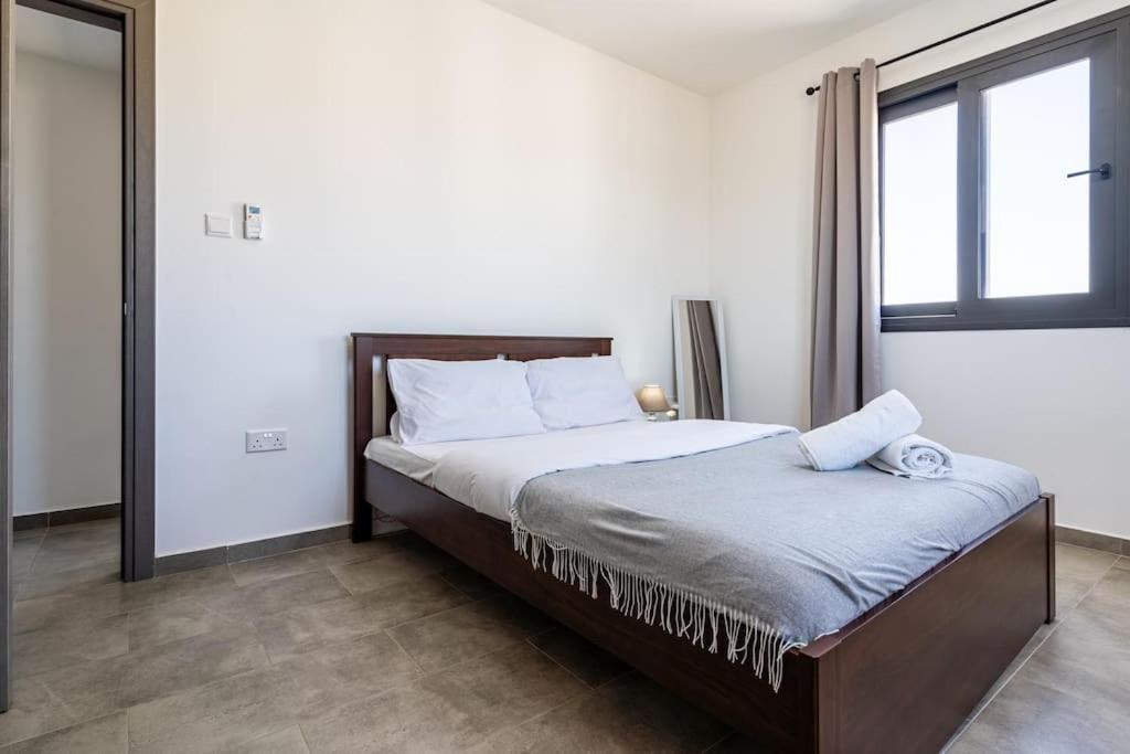 Maryam's 2-br Facing Harbor W/ Pool * Larnaca