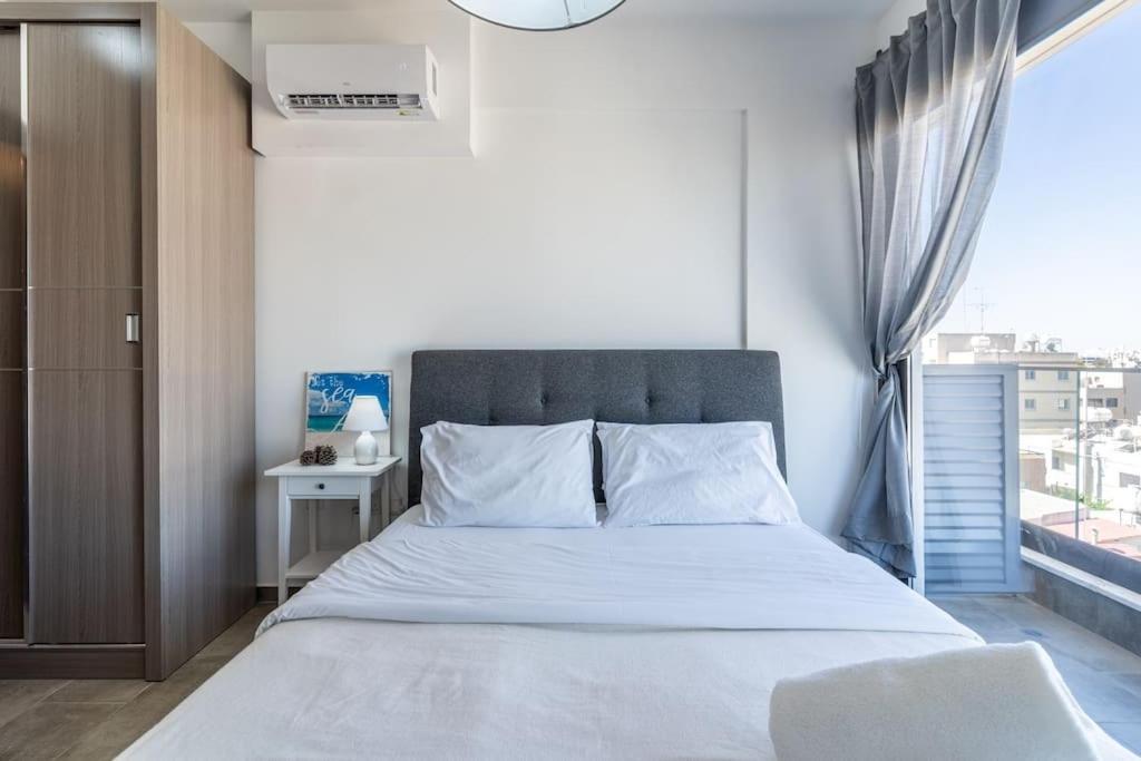 Maryam's 2-br Facing Harbor W/ Pool Larnaca
