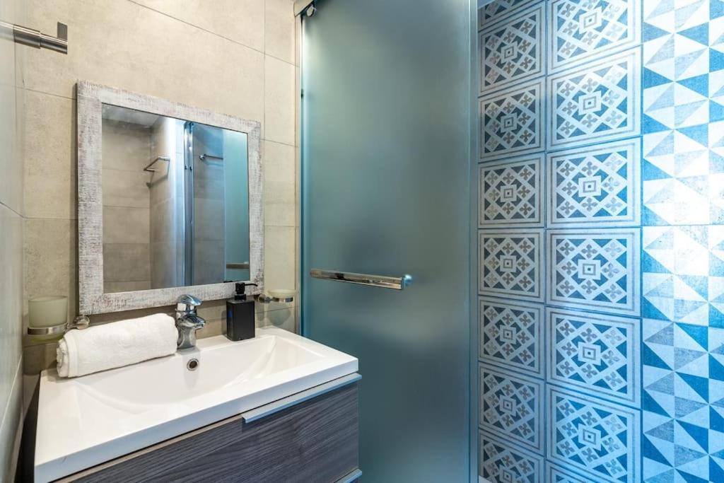 Maryam's 2-br Facing Harbor W/ Pool Apartment Larnaca