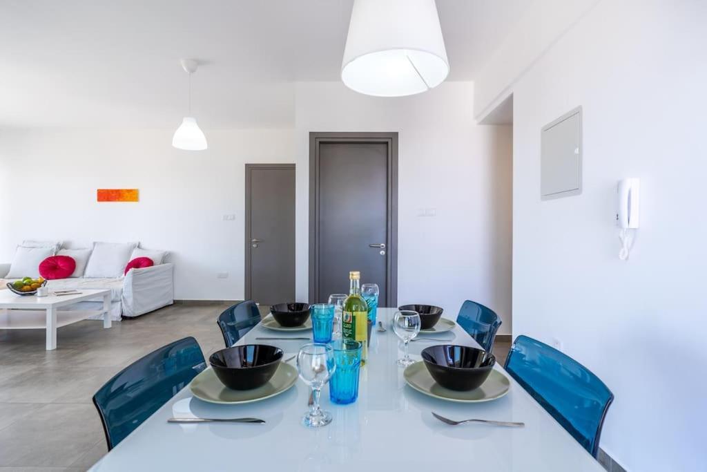 Apartment Maryam's 2-br Facing Harbor W/ Pool Larnaca