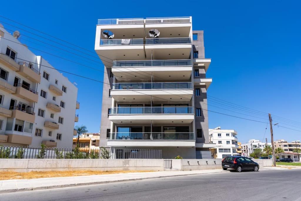 Maryam's 2-br Facing Harbor W/ Pool Apartment *