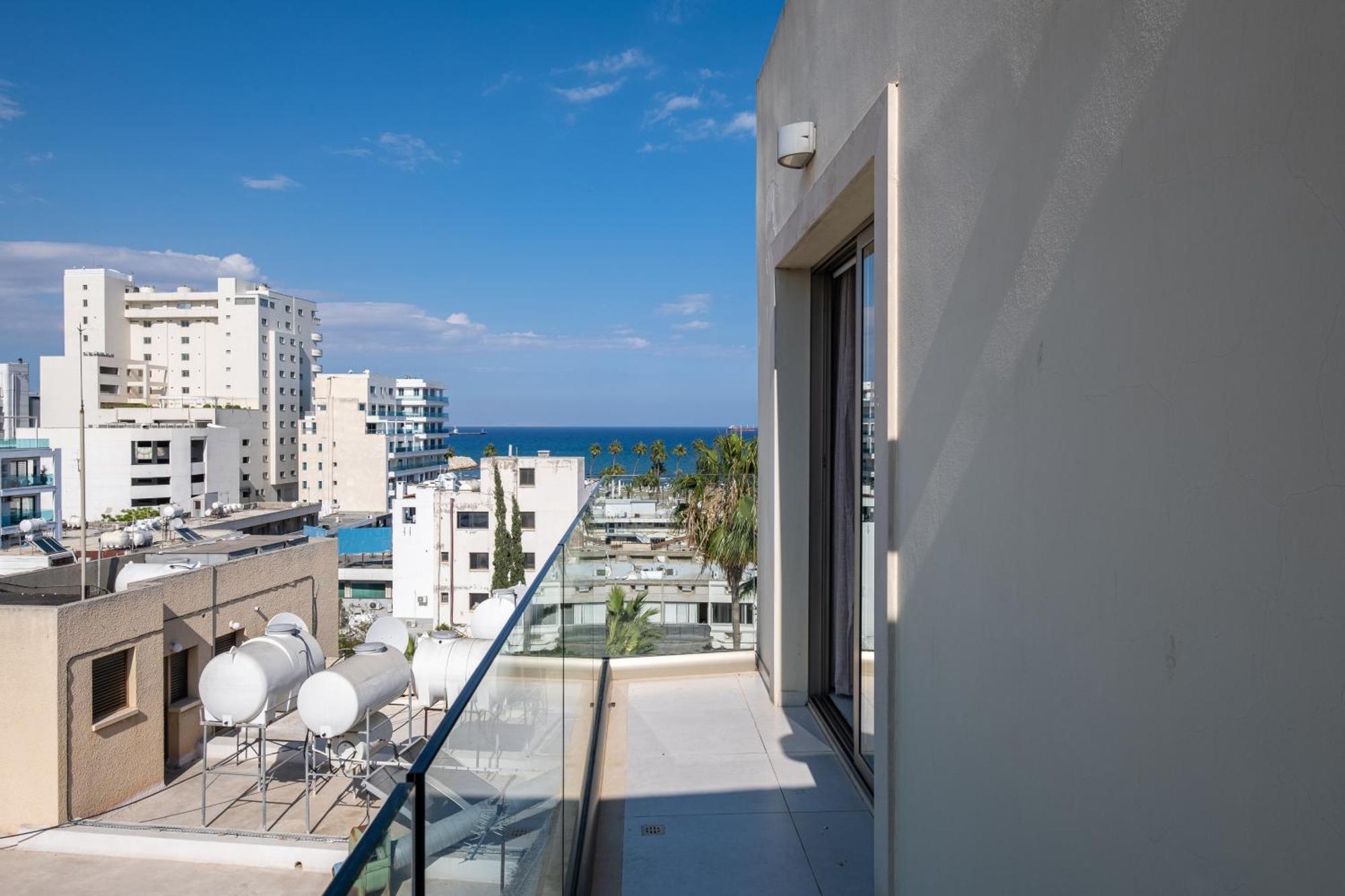 Downtown 2 Bedroom Penthouse Apartment Larnaca