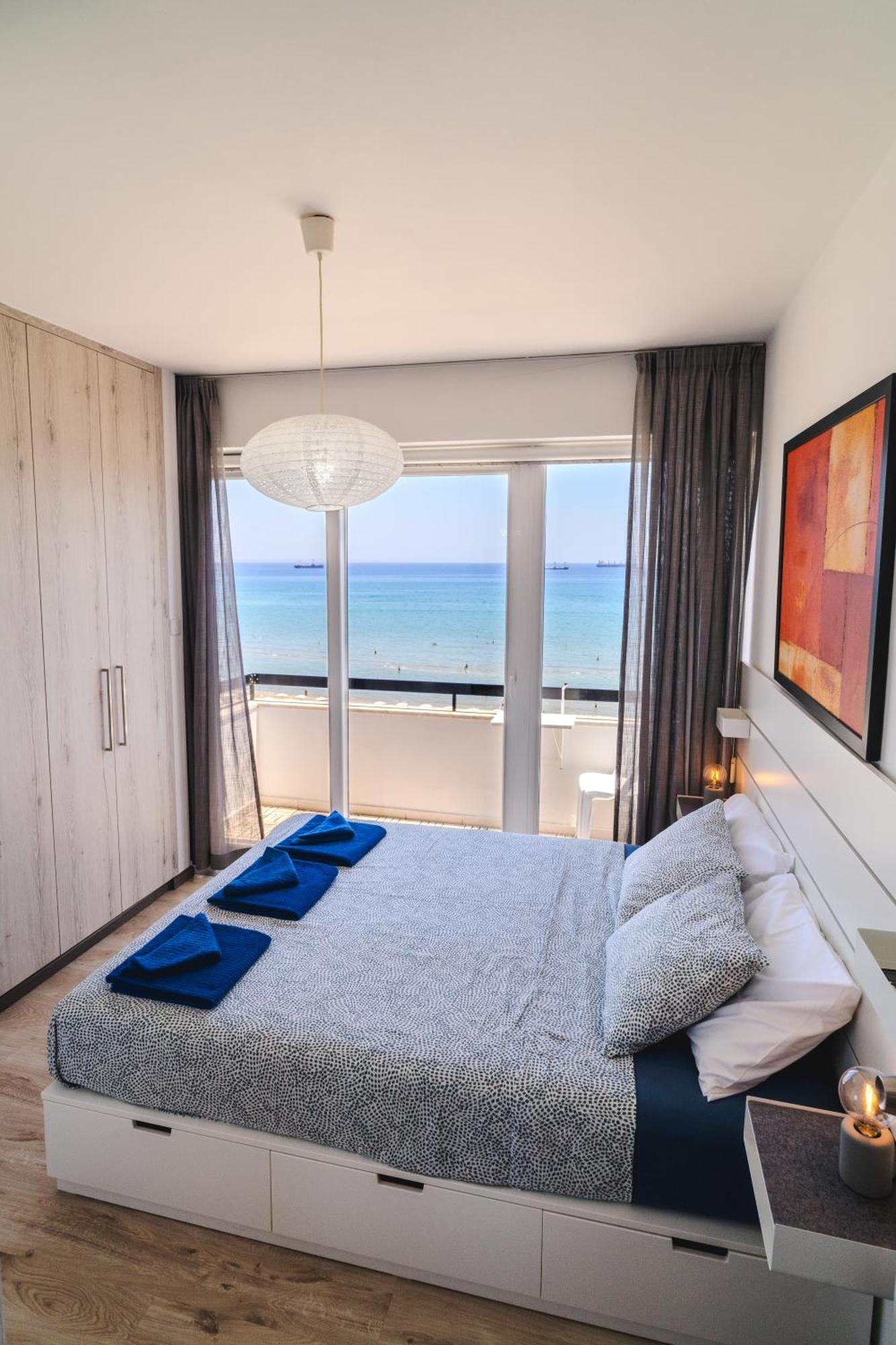 Finikoudes Seaview Vibe 1 Bdr Flat Apartment Larnaca
