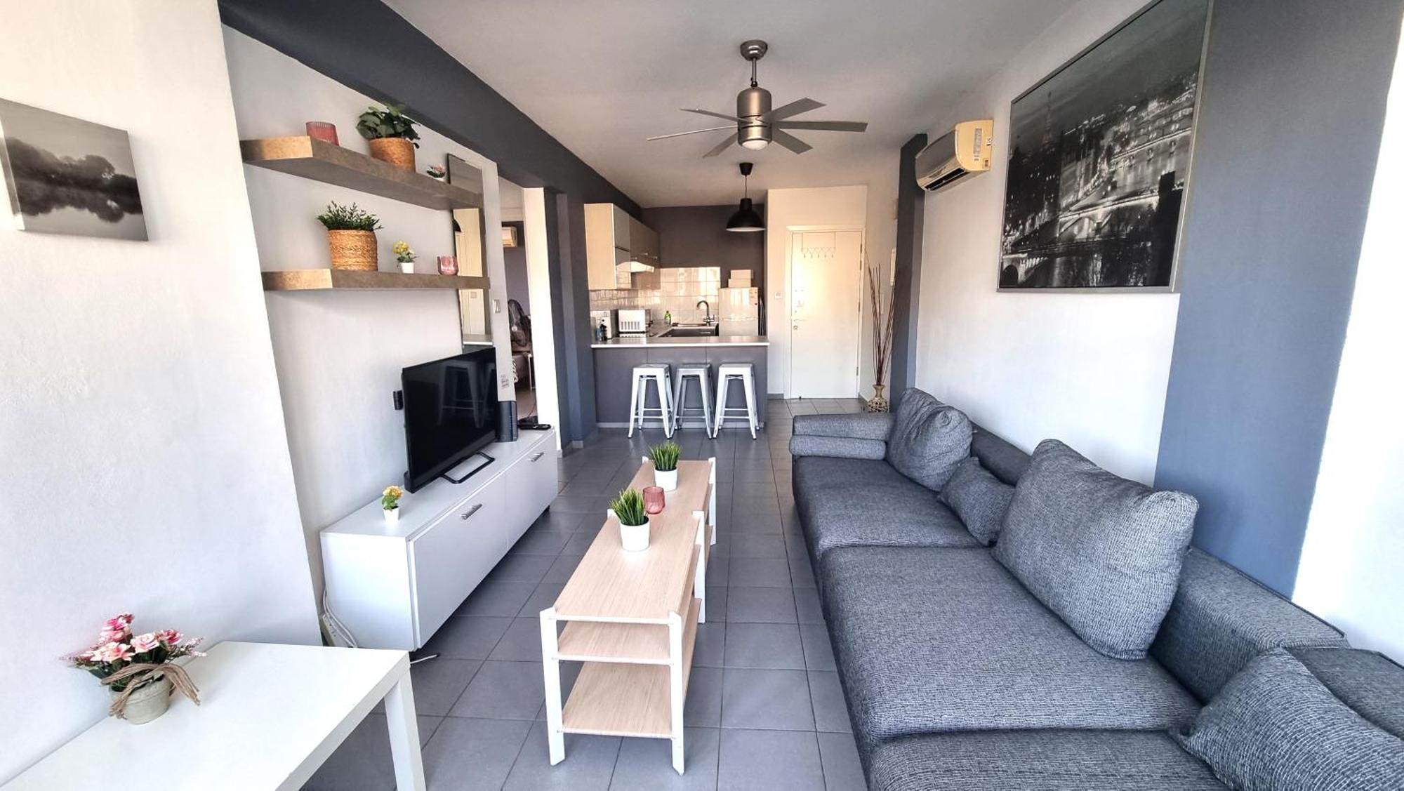 Beachside Comfort - 2br Apt,5 Min To The Apartment *
