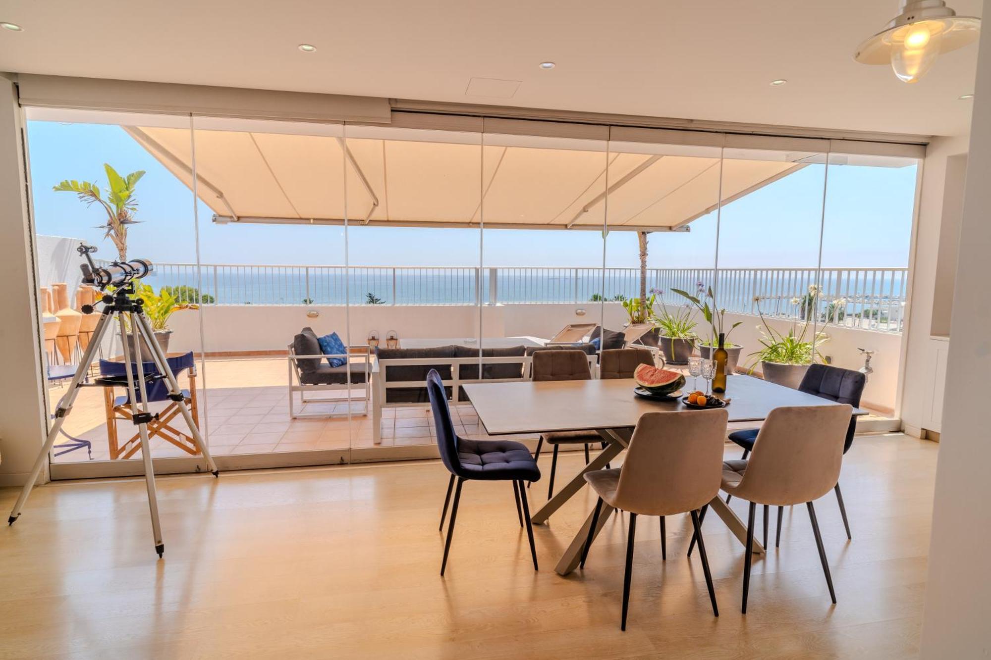 Apartment Blue Penthouse Mackenzie *
