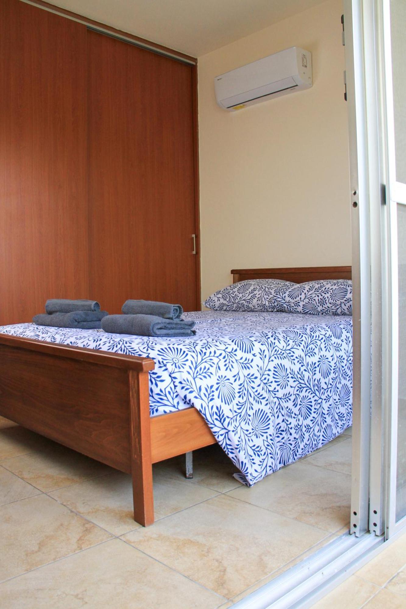 Piale Palms Makenzie Front Apartment, Larnaca
