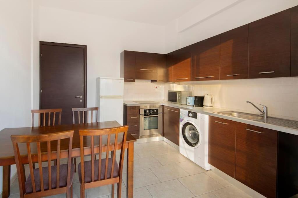 Apartment Center Floor Big Balcony 2br Close To The