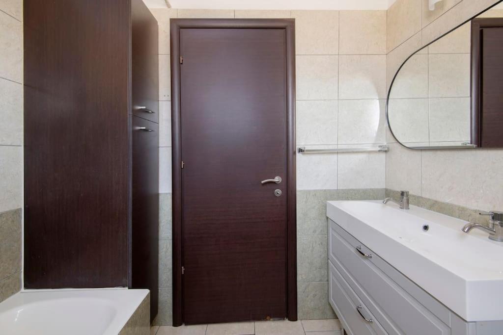 Apartment Center Floor Big Balcony 2br Close To The *