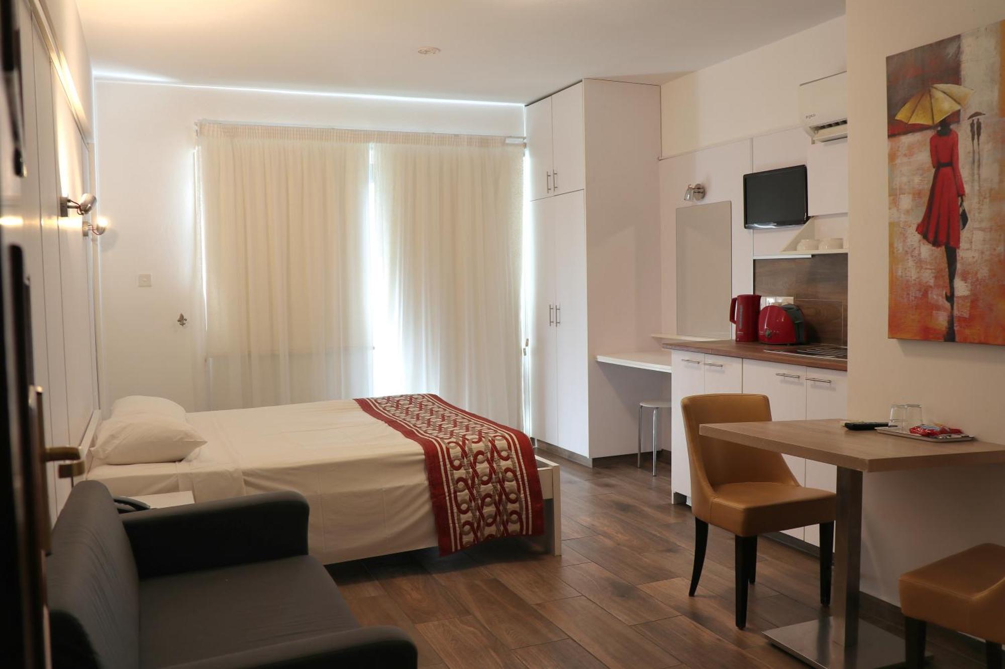 Layiotis Aparthotel 2*