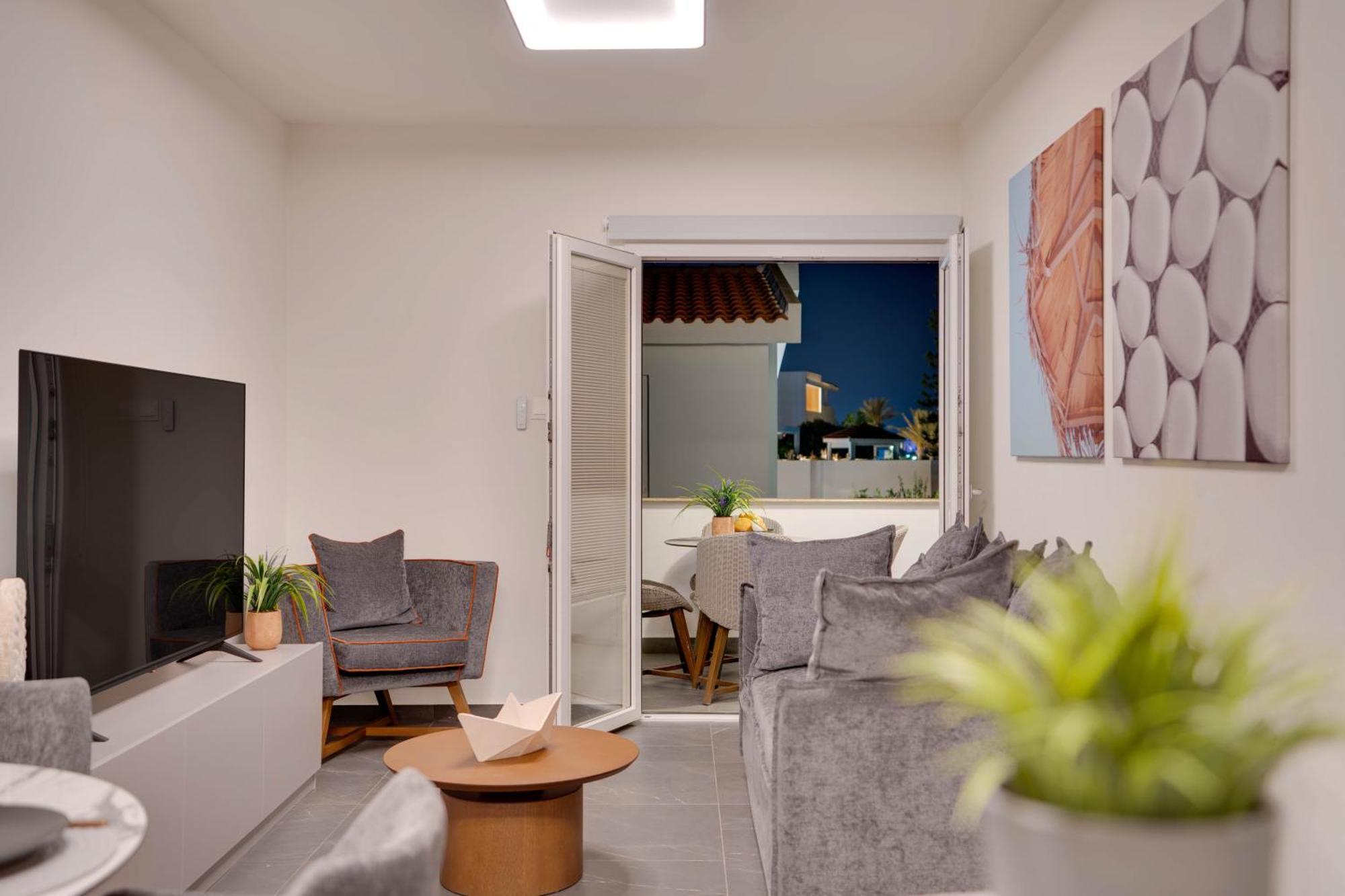 Sea Front Luxury Apartment Larnaca