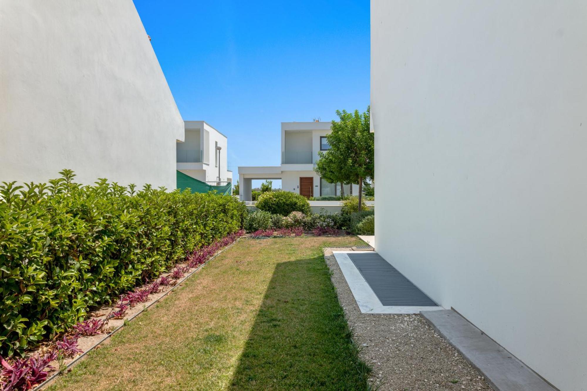 Serenity Waves 17 * Larnaca