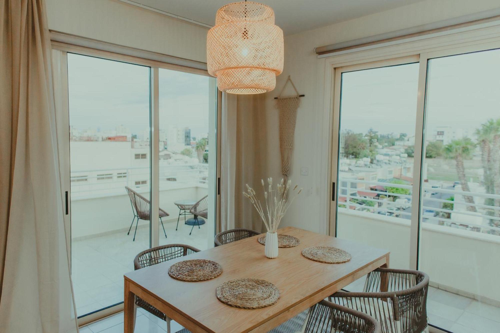 Palm View With Private Rooftop Apartment *