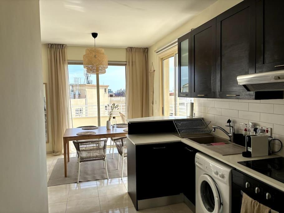 Palm View With Private Rooftop Apartment