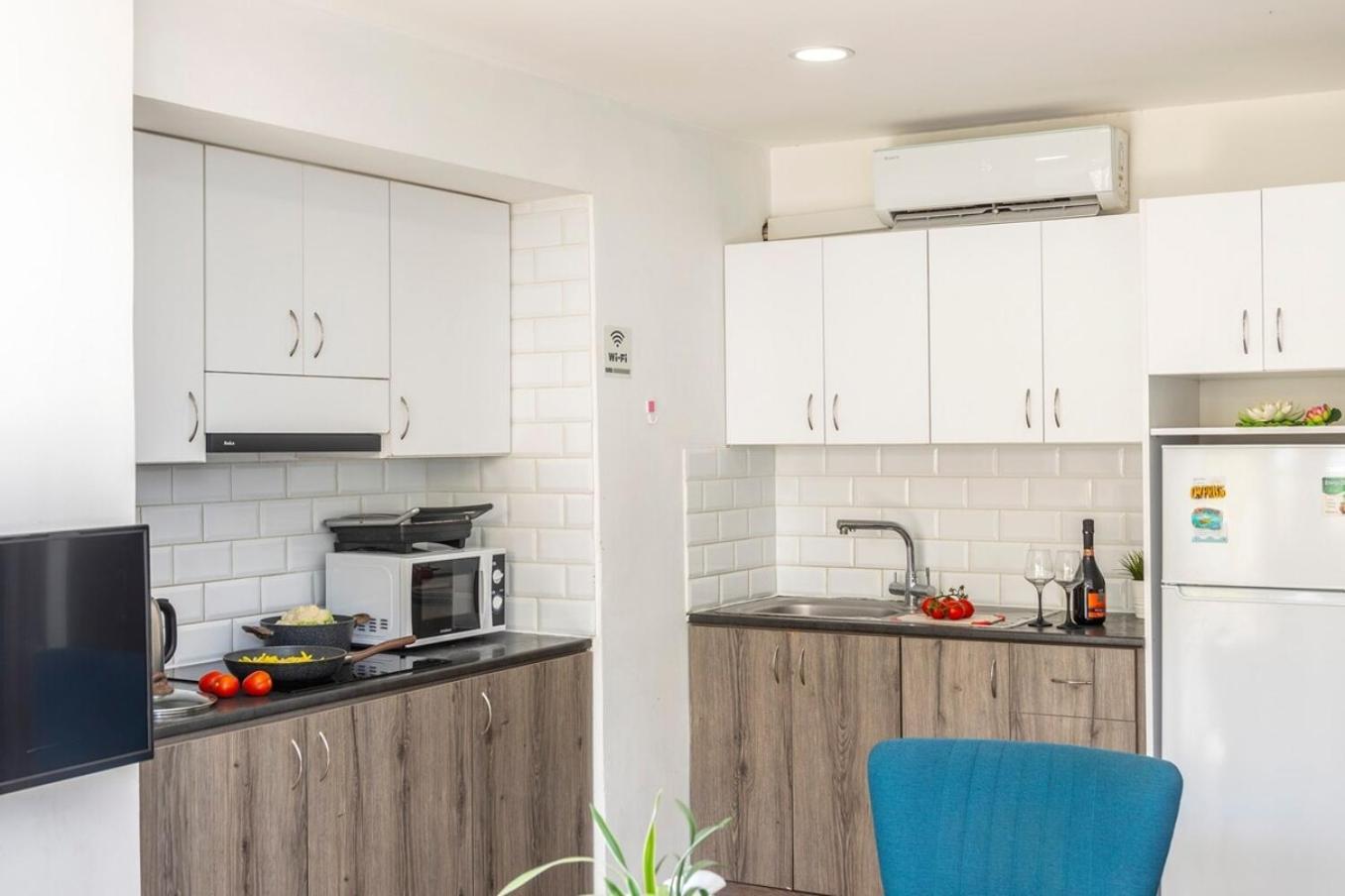 Atlantis 50m From Makenzy Seafront Apartment