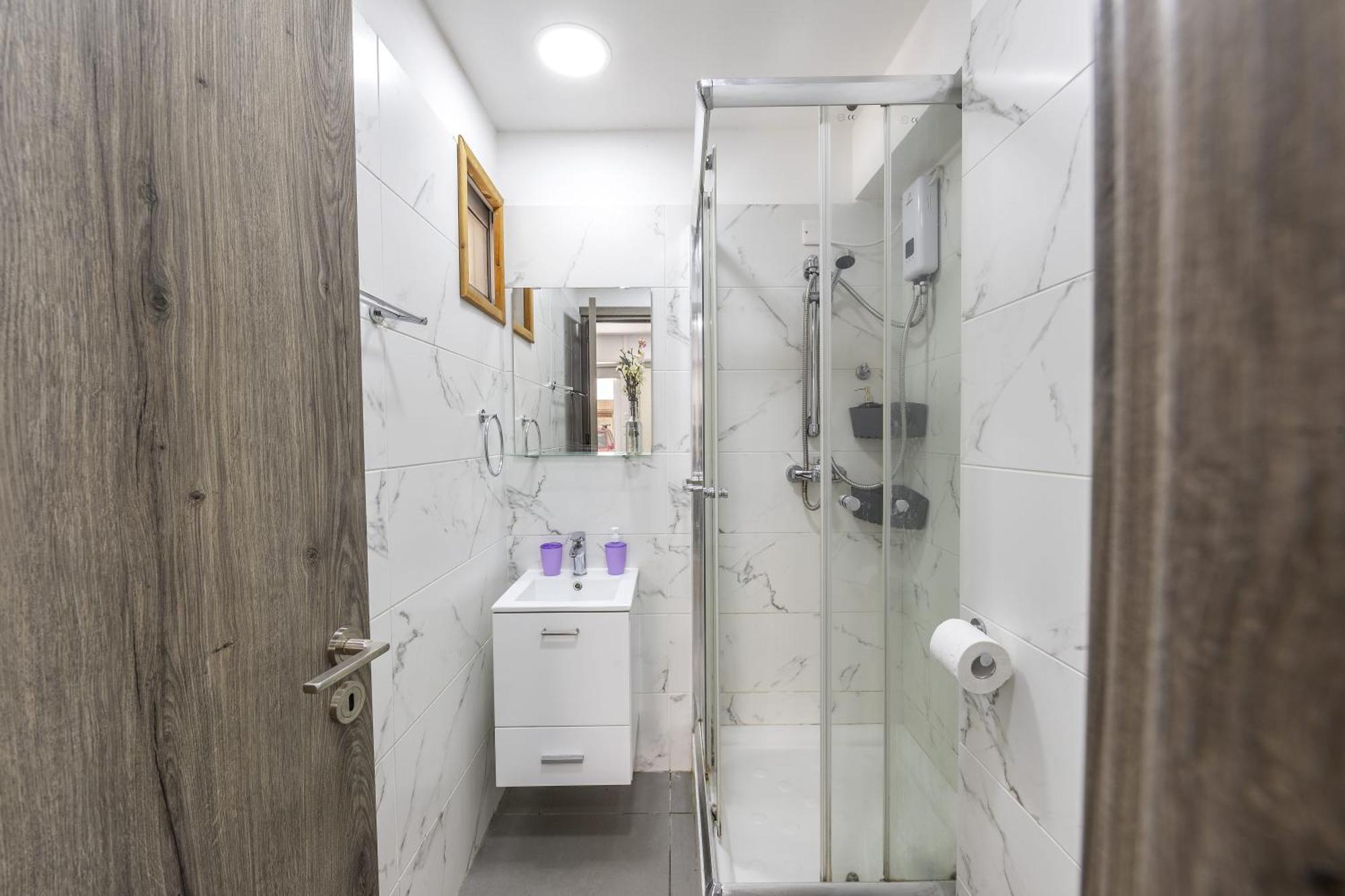 Atlantis 50m From Makenzy Seafront *