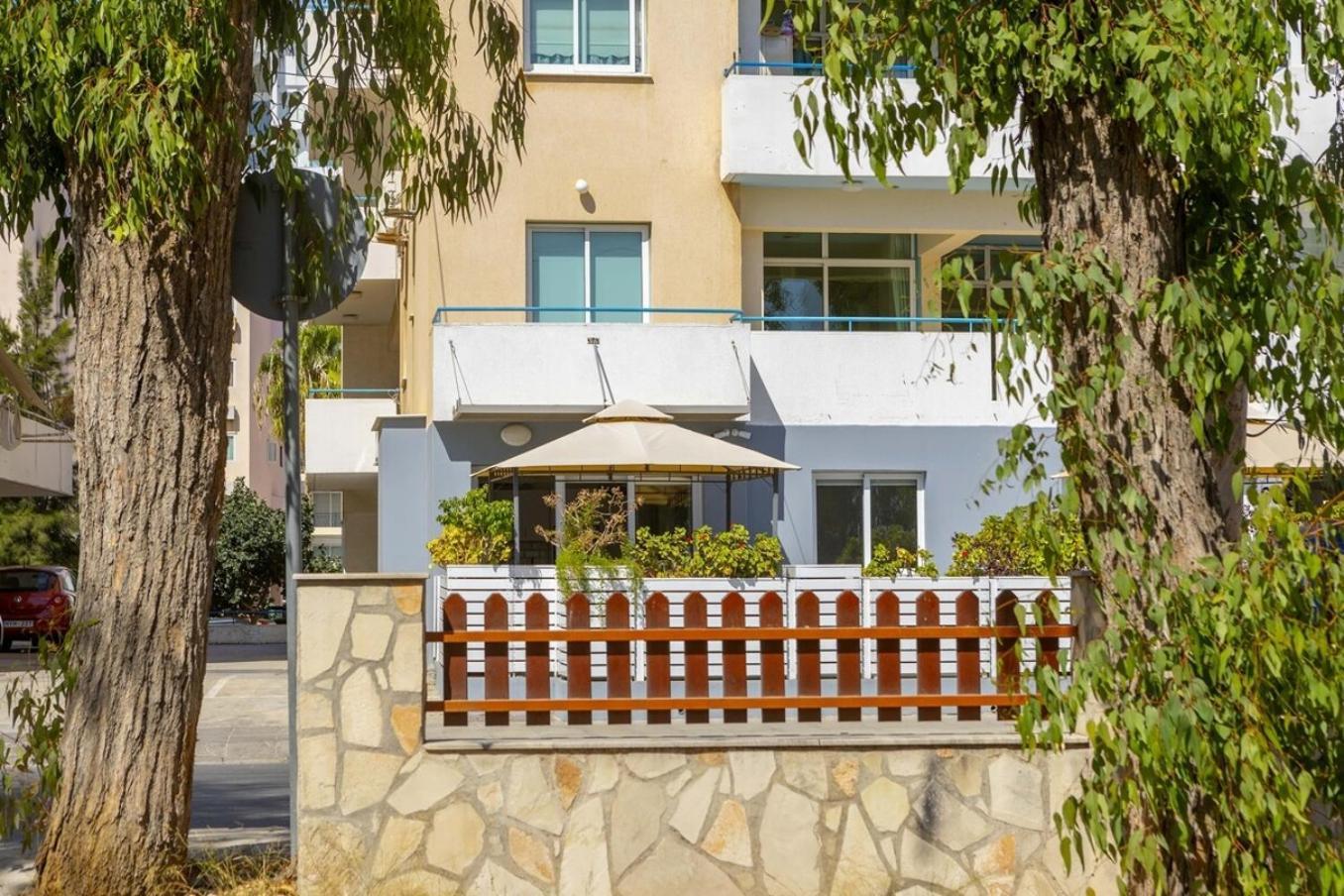 Atlantis 50m From Makenzy Seafront Apartment Larnaka
