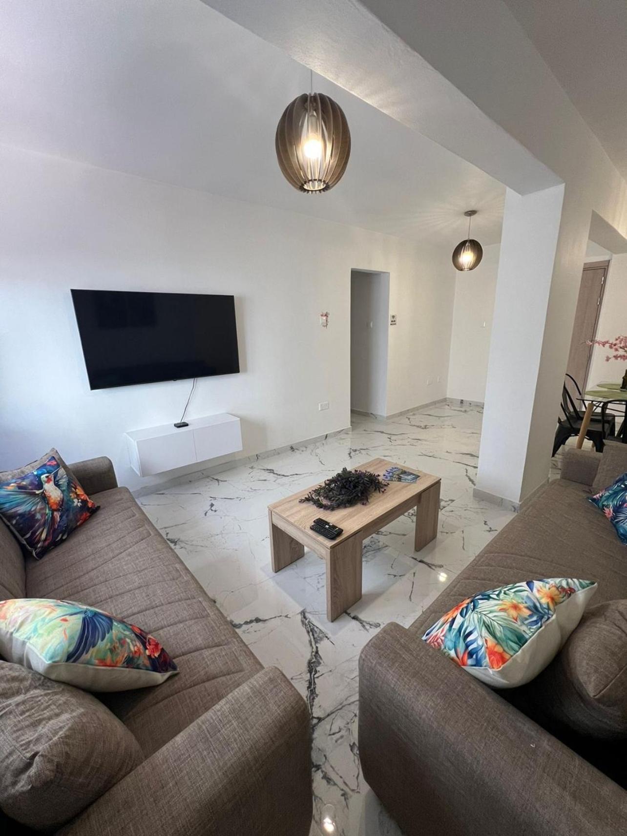 Apartment Parrots Paradise 100m From Finikoudes Beachfront