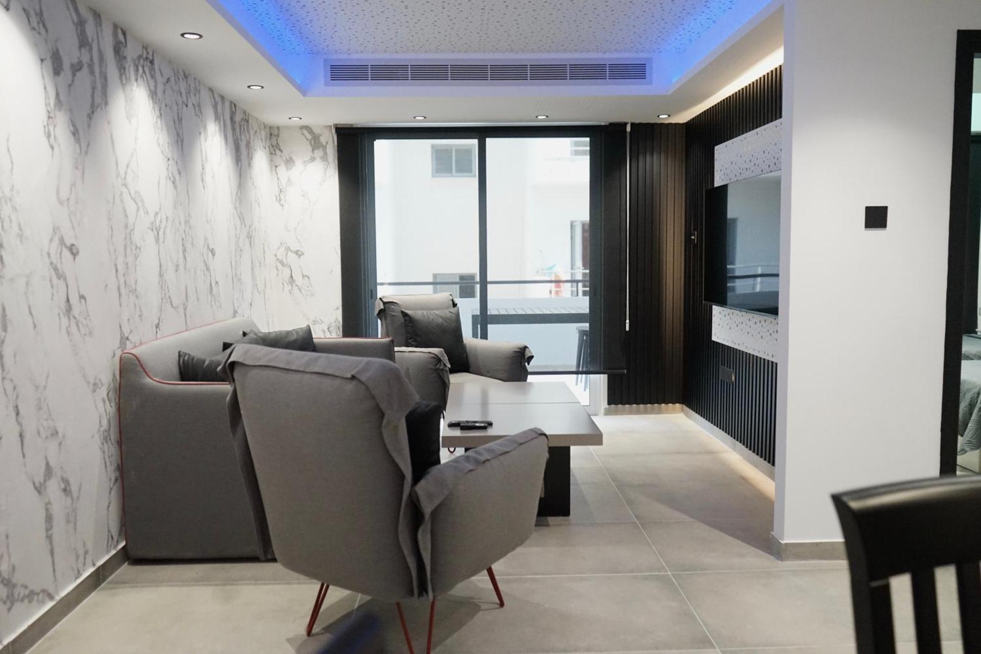 Mackenzie Boutique With Pool Apartment