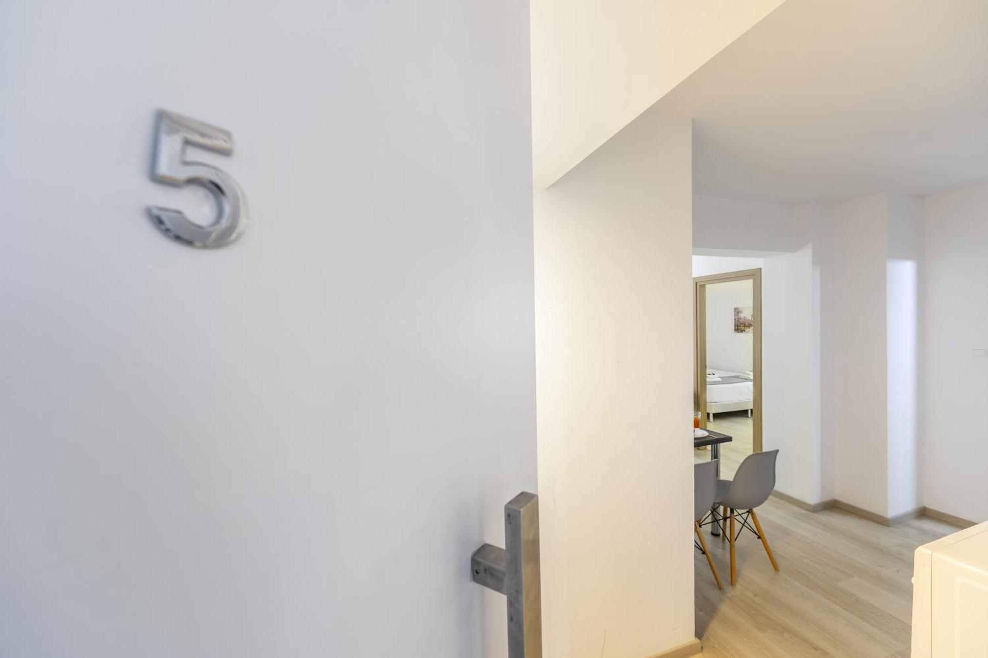 Căn hộ C-premium Apts 100m From And Centre