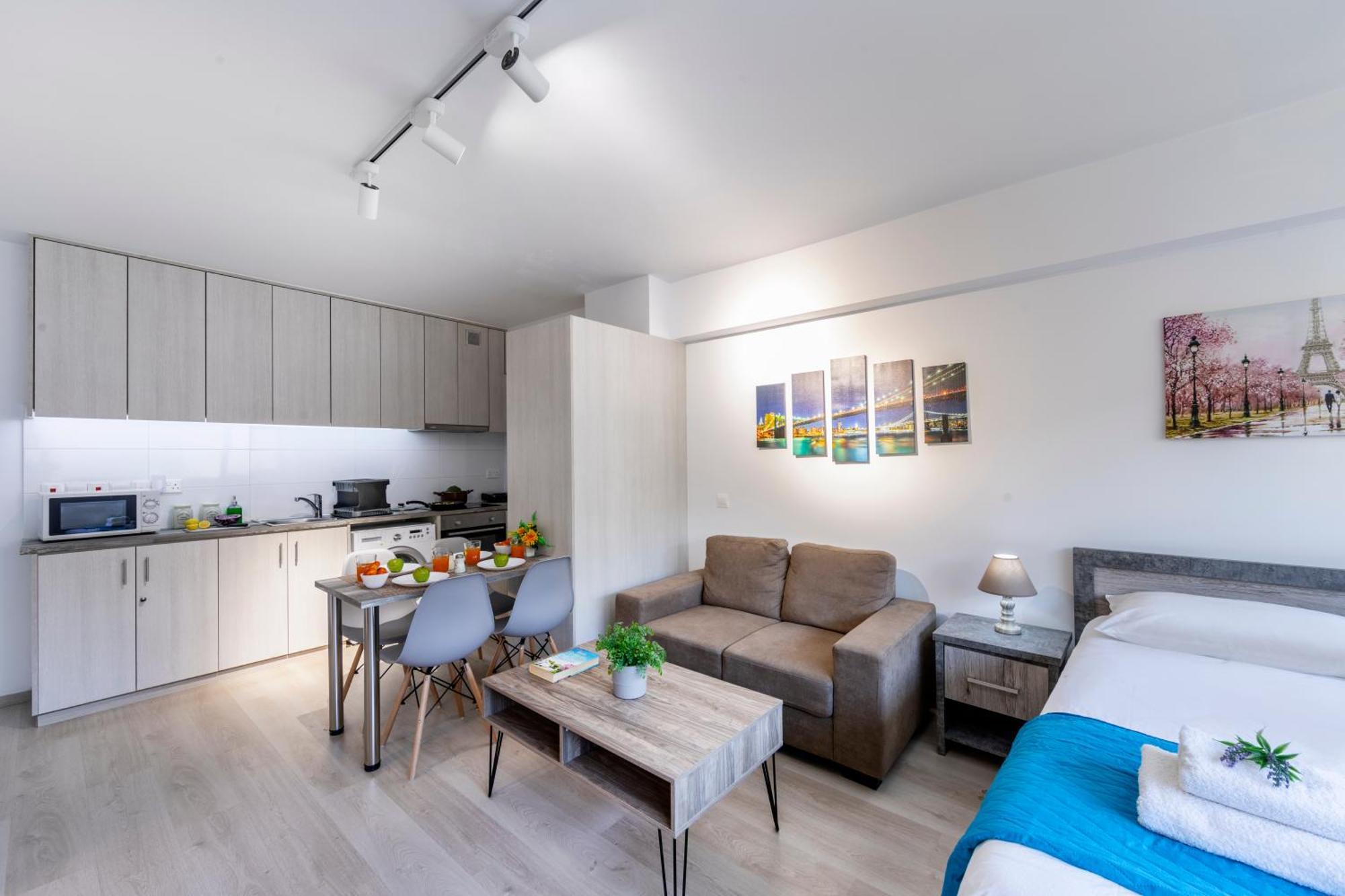 C-premium Apts 100m From And Centre * Larnaca