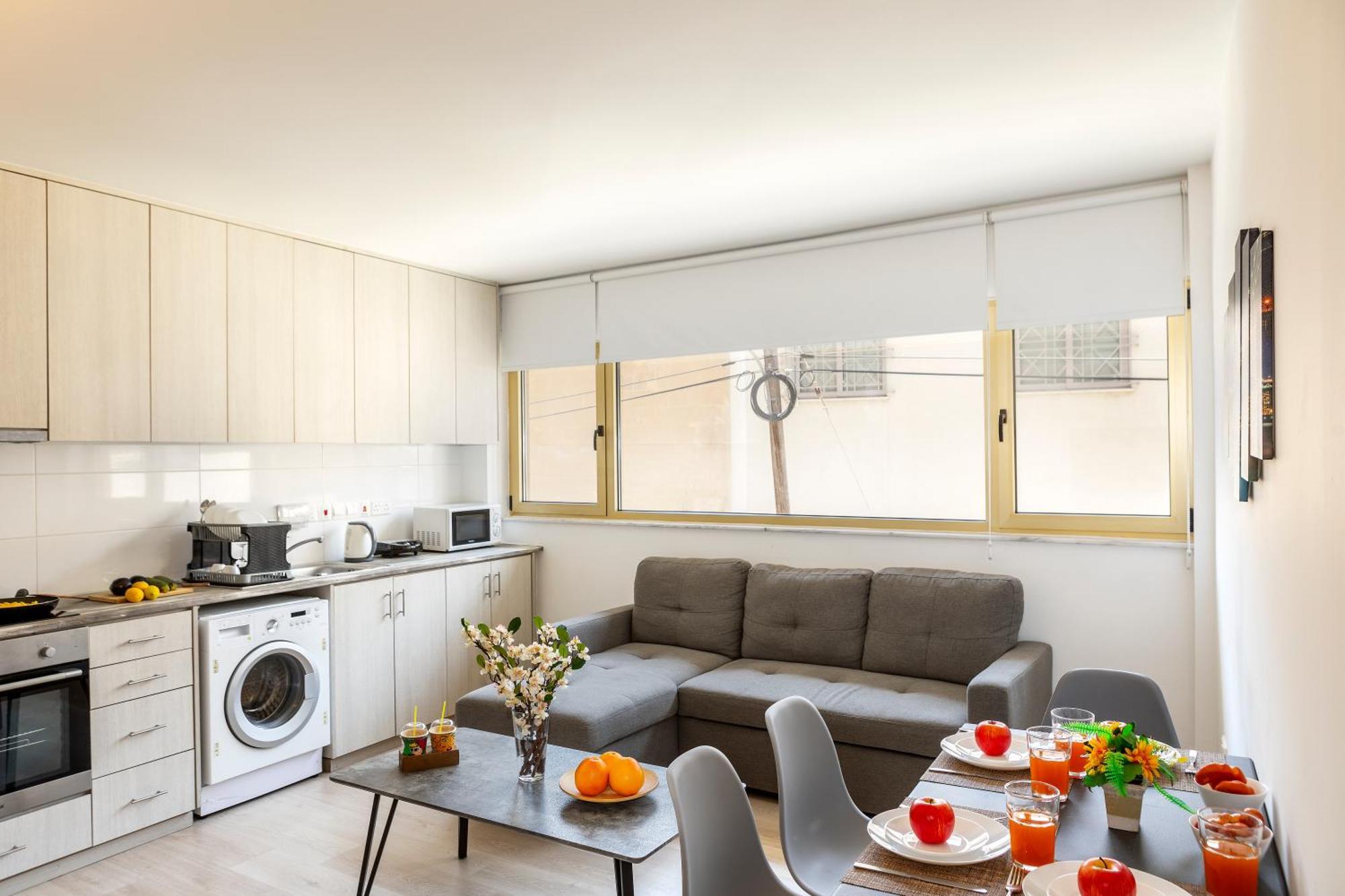 C-premium Apts 100m From And Centre