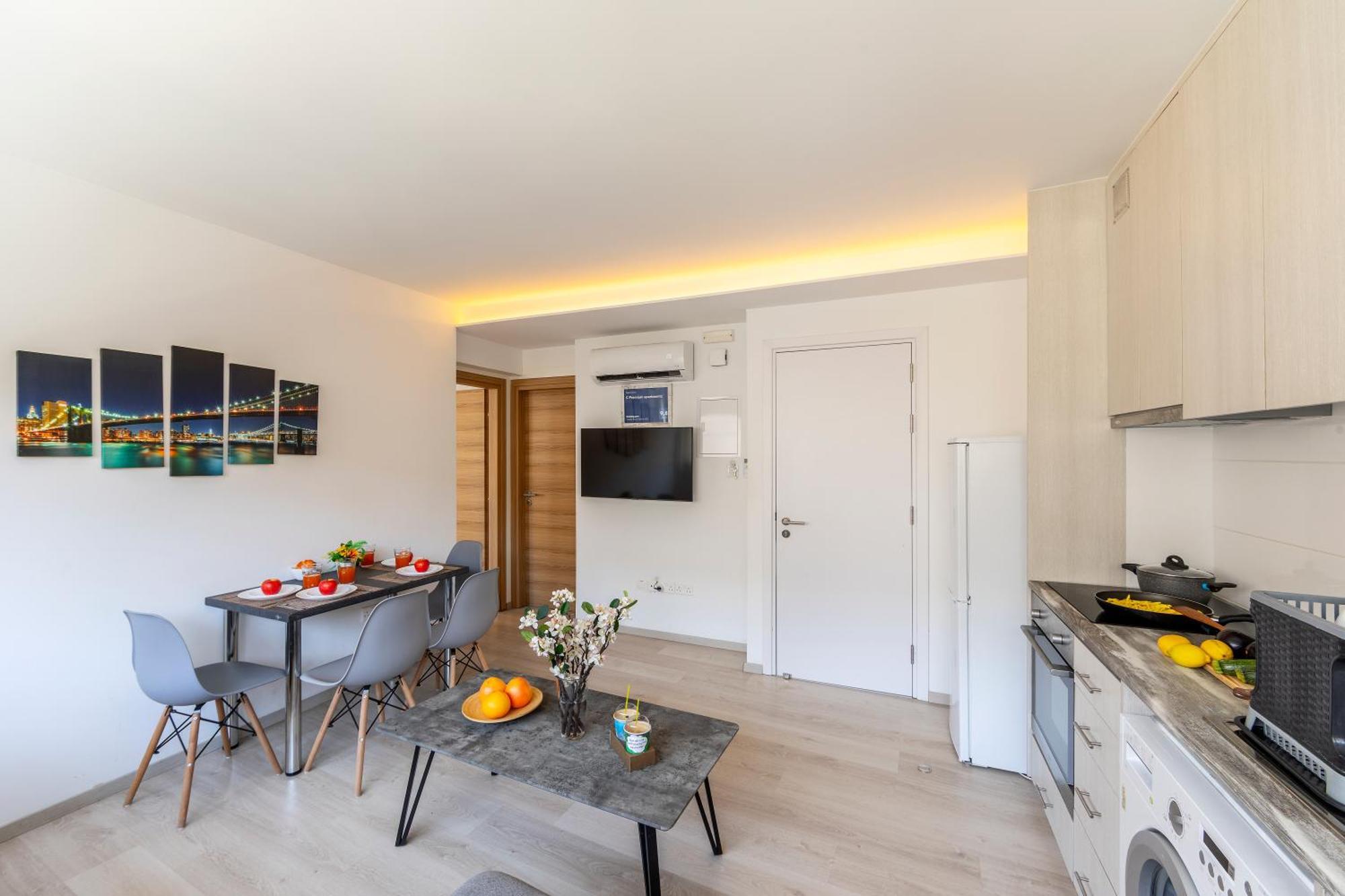 C-premium Apts 100m From And Centre *