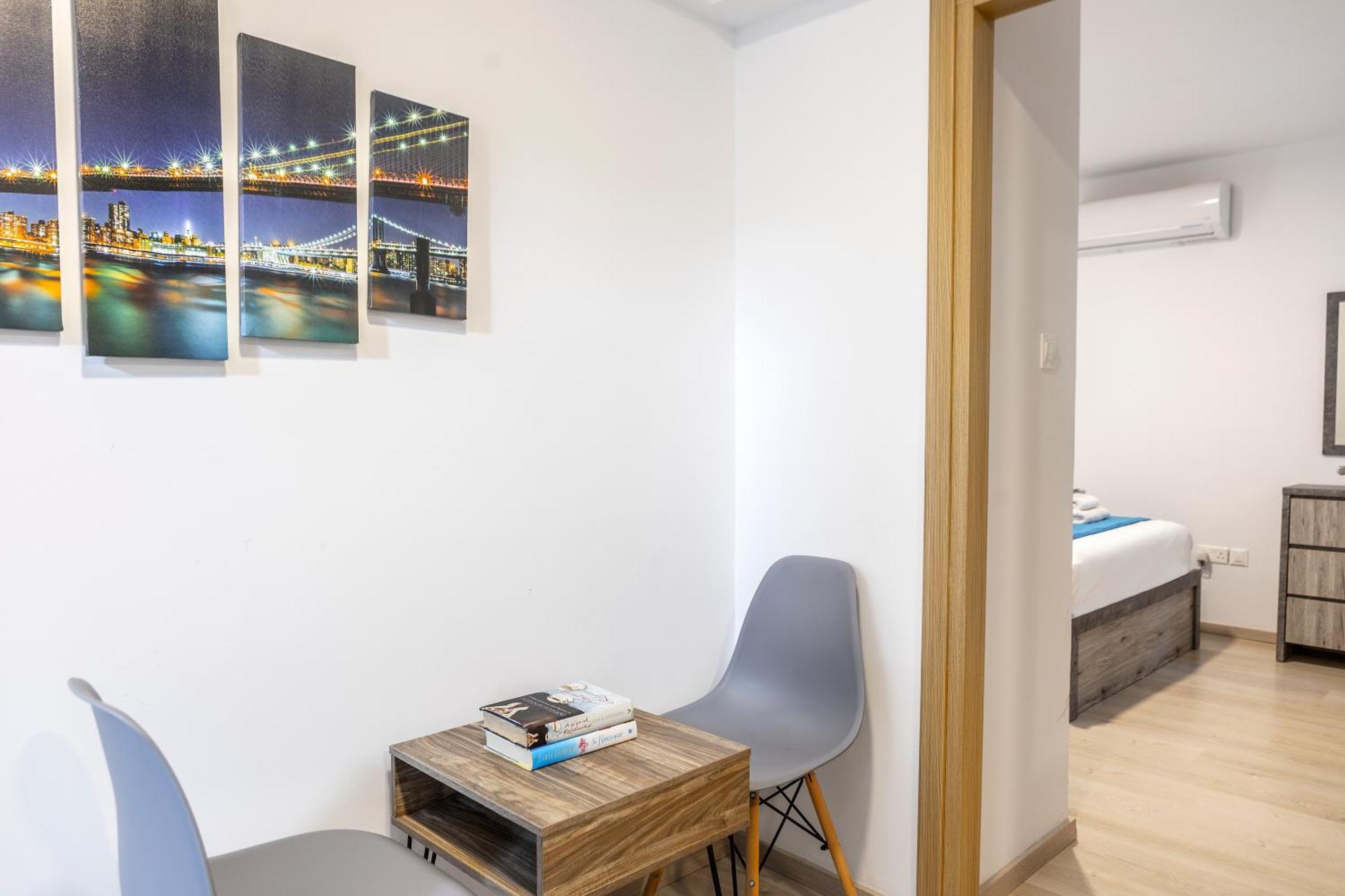 C-premium Apts 100m From And Centre